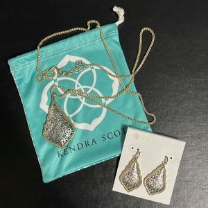 Kendra Scott Aiden set. Includes necklace, earrings, and bag.